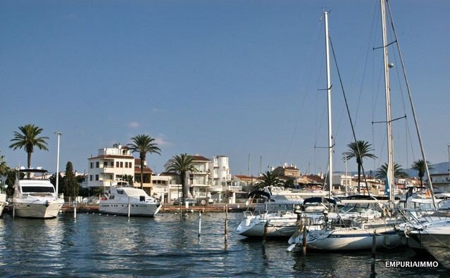 EMPURIA IMMO se dedica a la compra y venta de inmuebles, pisos y chalets situados en Empuriabrava, Roses y sus alrededores