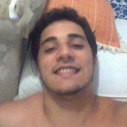 Estudante de Direito, apaixonado pelo Esporte Clube Bahia, amante de meus amigos, familiares, de minha namorada e um cara muuuito feliz. E Djavan é o cara.