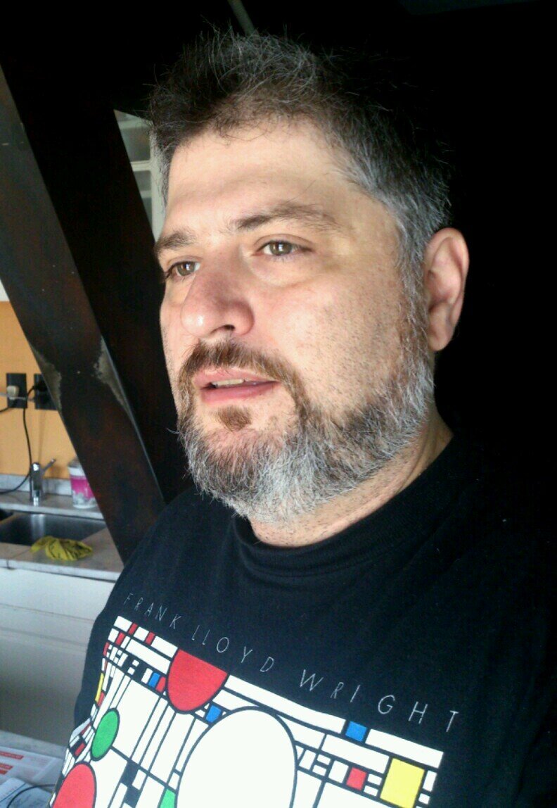 Arquitecto, buen amigo creo, buena gente, mal humorado a veces, q se yo! Una persona normal!
