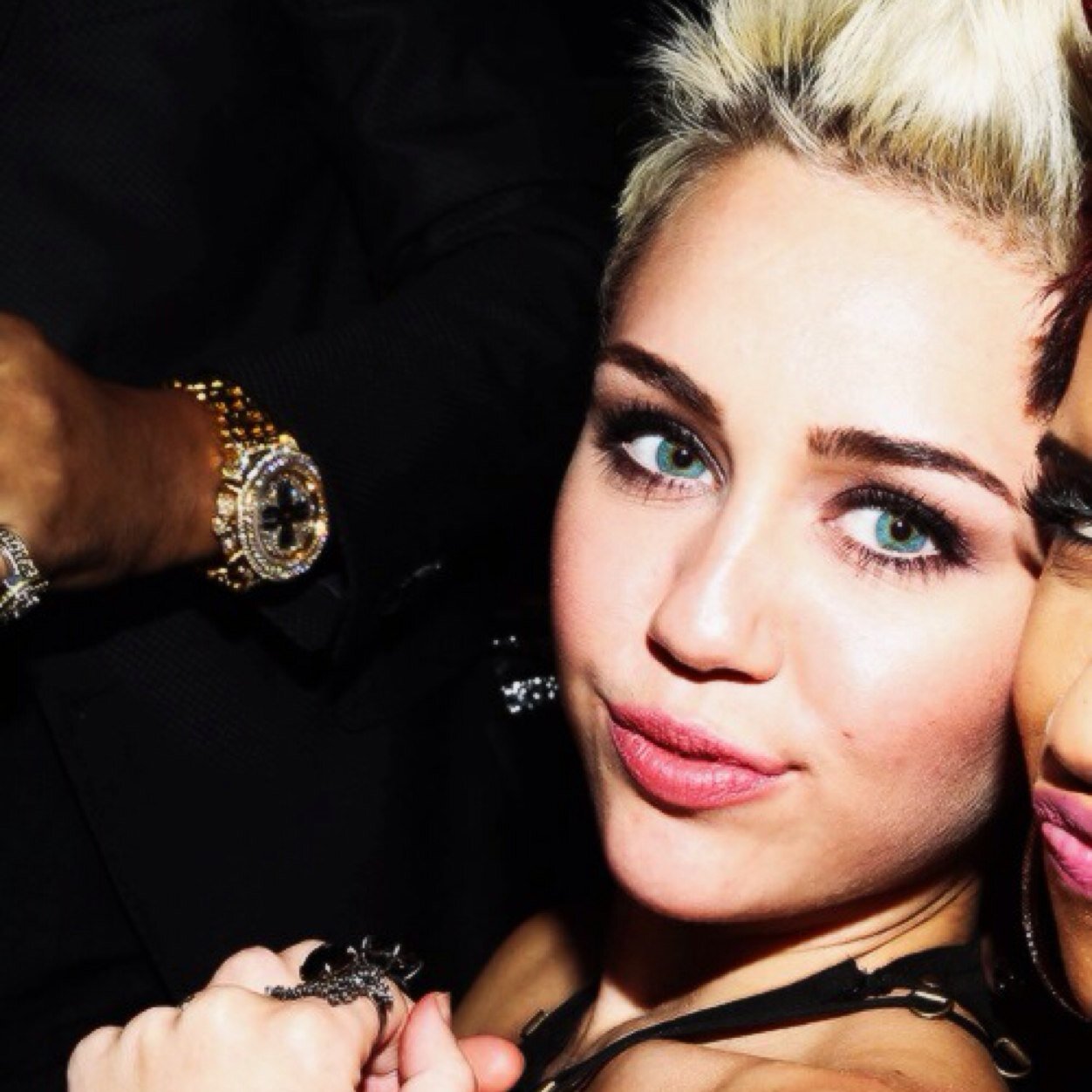 TE DEI 1 FOLLOW GRÁTIS AGORA SIGA O @mypride_horan E A @trepavelcyrus ELES SEGUEM TODOS DE VOLTA!!!