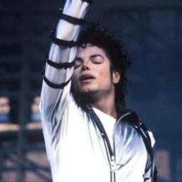 Porque,se homem cheiroso já é tudo de bom,imagine o cheiro do suvaco do Michael Jackson?