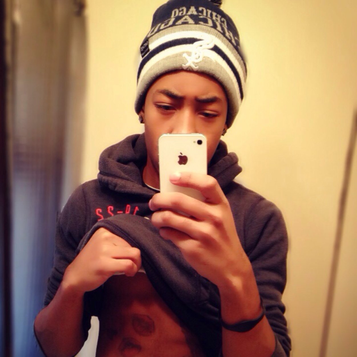 Music producer & Mixtape desinger Kik: famousskidd FMOIG @famousskidd FOR BOOKING INFO EMAIL: famousskidd18@gmail.com