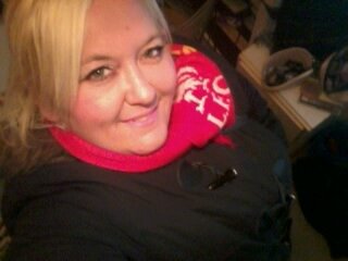 hello twitter poeple follow me im a good crack haha love life love my kids happydayz xx