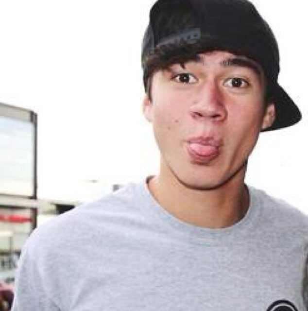 Free follow bc ur fab! But please go follow @hoodsgf please ! :)) she follows back AND if you ask she'll DM you to Luke!