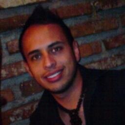 x el poder de 3 veces 3 x aqellos q vienen y x los q van x los vivos y x los muertos x el poder de los 4 elementos a mi alrededor las cabezas se giran.....