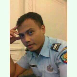 berdiri tegak menentang