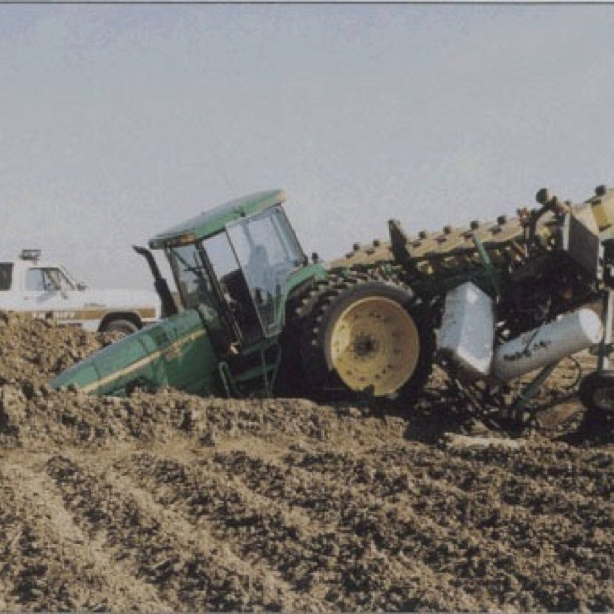 Got any farming problems just dm me and ill tweet them! #smalltowncountryboy#smalltownks#smalltownusa #teamfollowback#ksfarmer send ur farm probs to milkman1500