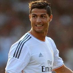 fan  incondicional de  Cristiano Ronaldo se le considera  uno delos  mejores jugadores del mundo enorme dentro y  fuera dela cancha