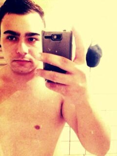 Sagitariano. 22 anos solteiro.. 
Gosto de andar de skate ouvir rock  eo resto vcs podem perguntar