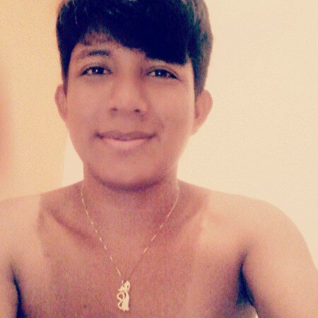 Ele qe vive com α cαbeçα nα luα, com músicα no ouvido e corαção nα bocα 
' Ele sorri bonito e deixα os outros querendo sαber o segredo que o fαz feliz;