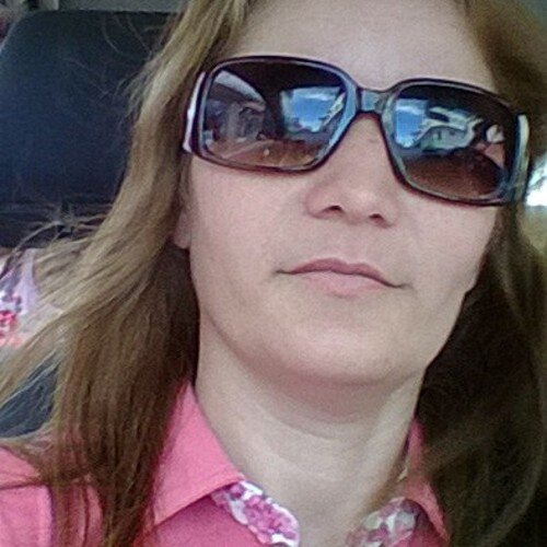 Casada, serva de Deus, mãe da Ana Eliza de 7 anos, Promotora de vendas e dona de casa.