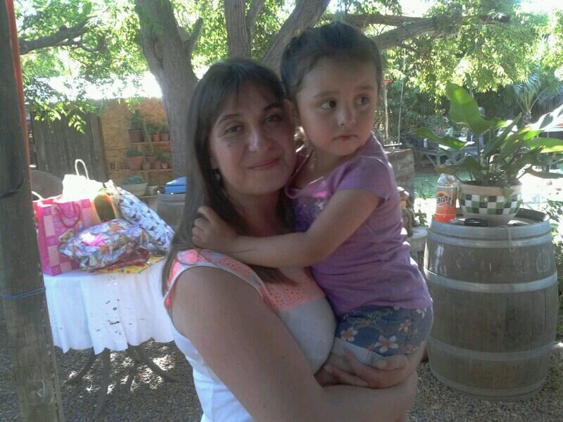 Soy mama, esposa,mujer, profesional, hija, hermana, tia, compañera, amiga, enemiga, mmmmm creo que no falta nada