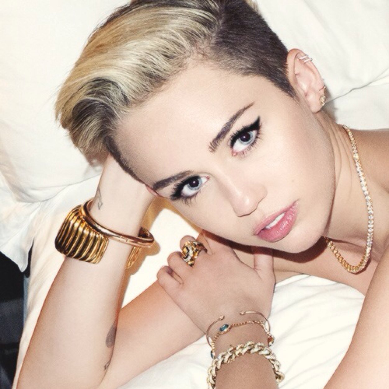 MiIcyCyruss's profile picture. Let me see your bangerz.