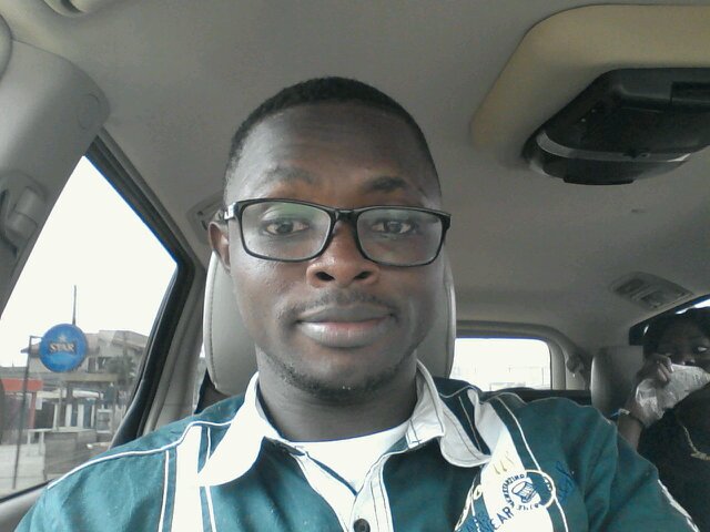 Music Lead R2 107.1 Fm Lagos / 98.9 Kiss Fm Lagos /| IG @thedeoluoflagos I♥Hugs, ismile. An infamous Wierdhead. .SHOE geek #JesusIsLord ♥Arsenal