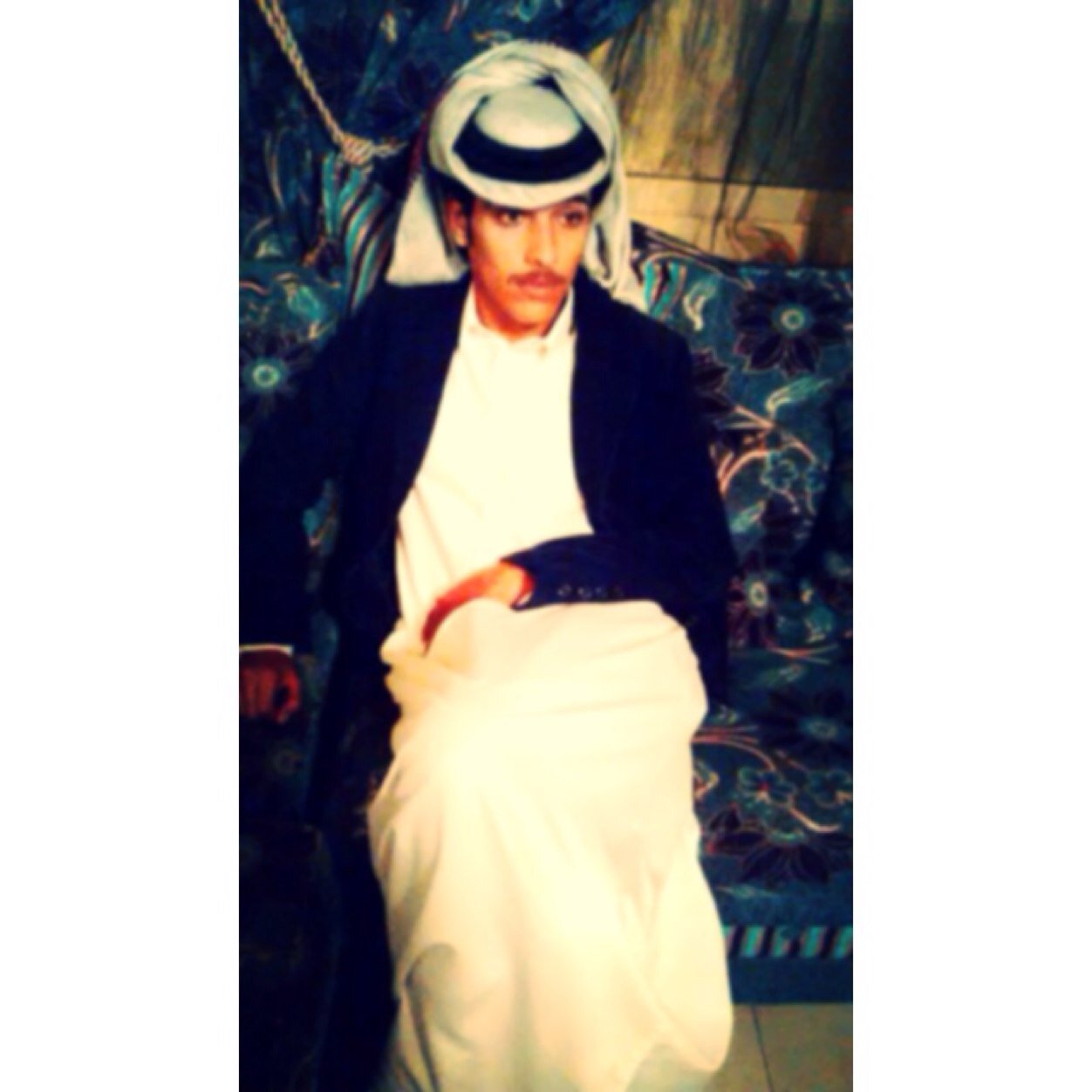 غرد ' غـﻵ وآنا ب آتآبعكك وآقول .. يآمرهب آلآحسآس لله دركك ..♡ للسوآلف و الدردشه ؛ bb : 2724C08E
