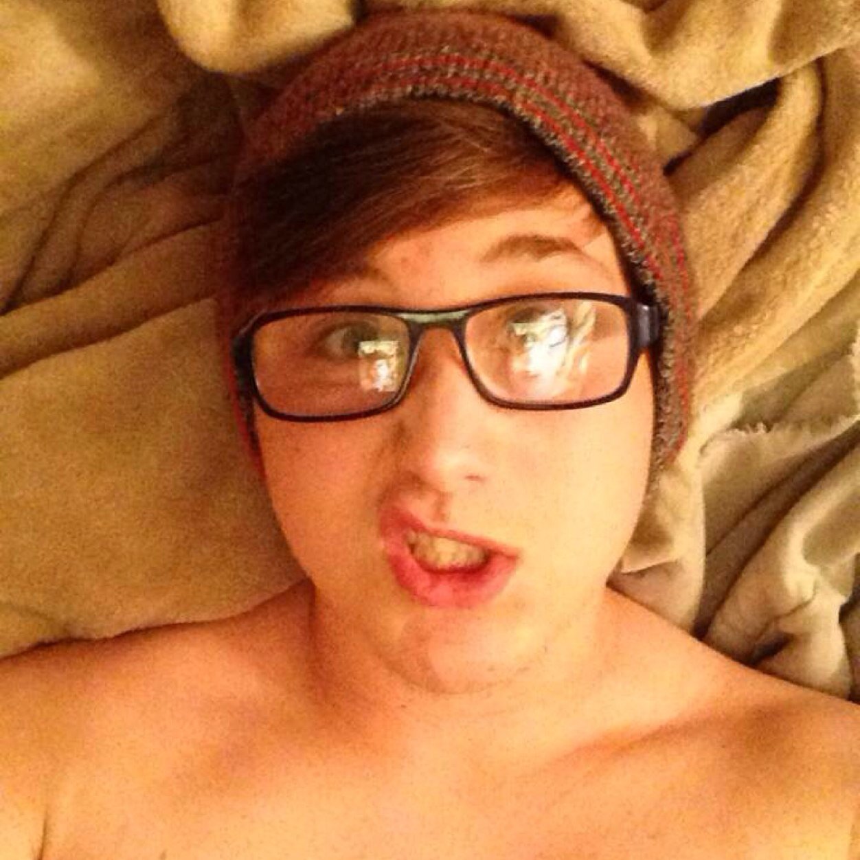 IM BACK TWITTER 
Kik:im_tht_kid
Tumblr:im_tht_kid
Instagram: __tron__cat__