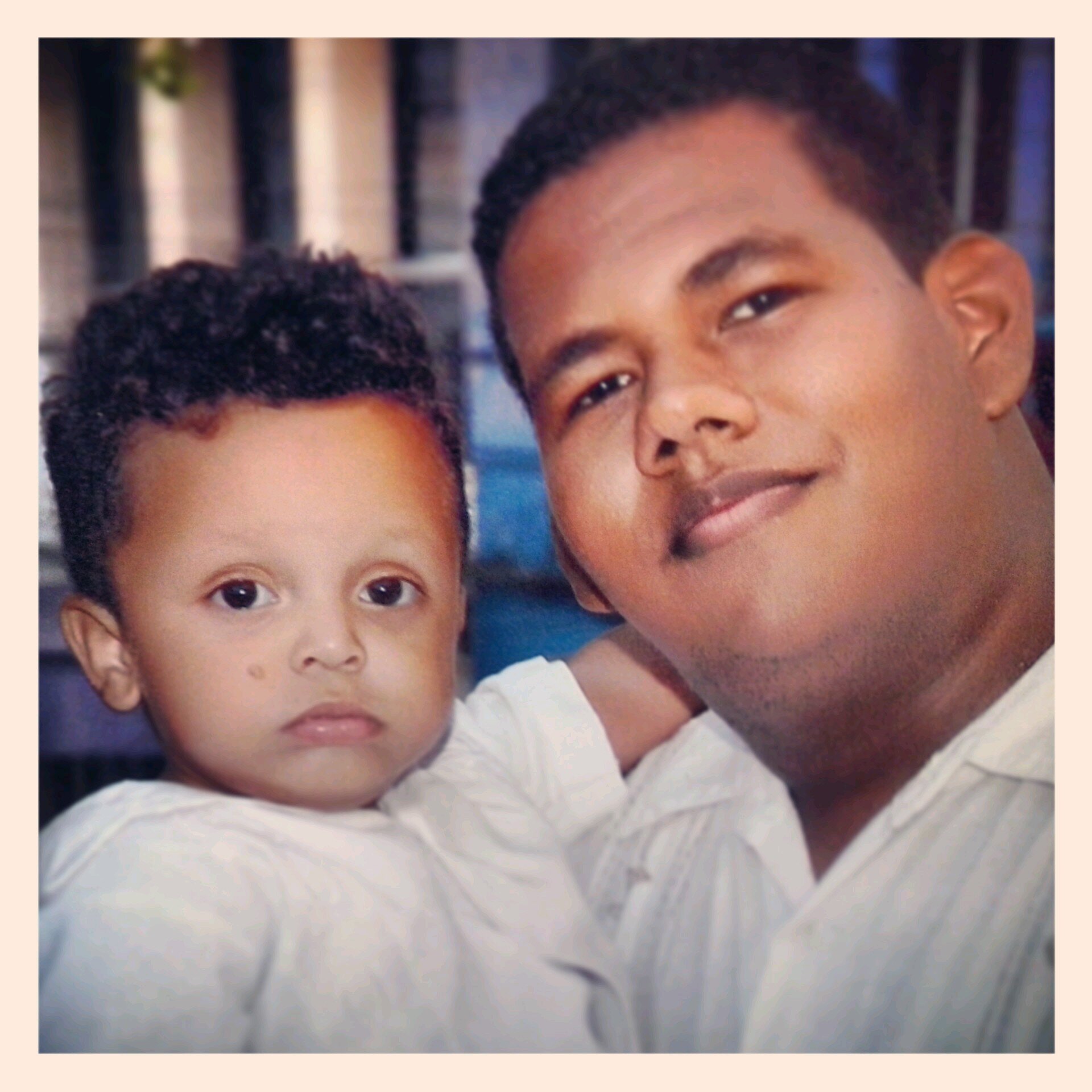 Soy periodista de guajira estereo ademas estudiante de com social y un convencido del amor de Dios orgullosamente catecumeno, ah me gusta la musica