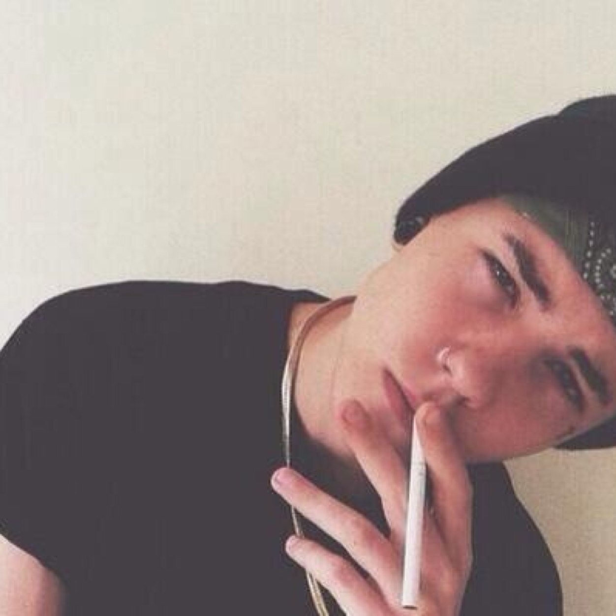 bad boy, good lips.- harry gregory; nineteen; gay; single.