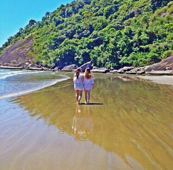 Estudante de medicina, 21 anos, filha dos melhores pais desse mundo e irmã de duas lindas meninas. Noiva do amor da minha vida... e, FELIZ! ♥