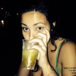 hellenchies's profile picture. saía e rastejava pelo chão atras de emoções baratas