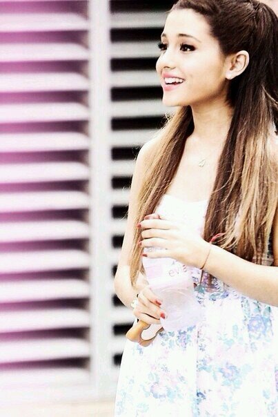 @ArianaGrande FOLLOW ME PLEASE