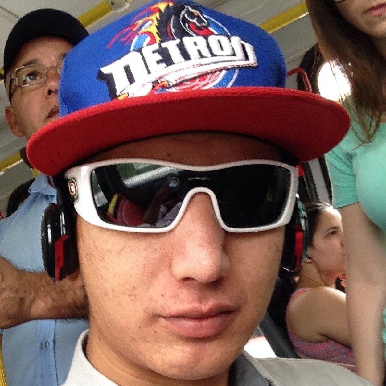 NathanAbiner's profile picture. não preciso de amigos que mudem quando eu mudo e concordem quando eu concordo.a minha sombra faz isso muito melhor.