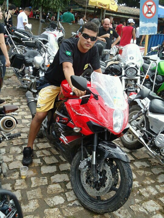 carlose82930115's profile picture. 