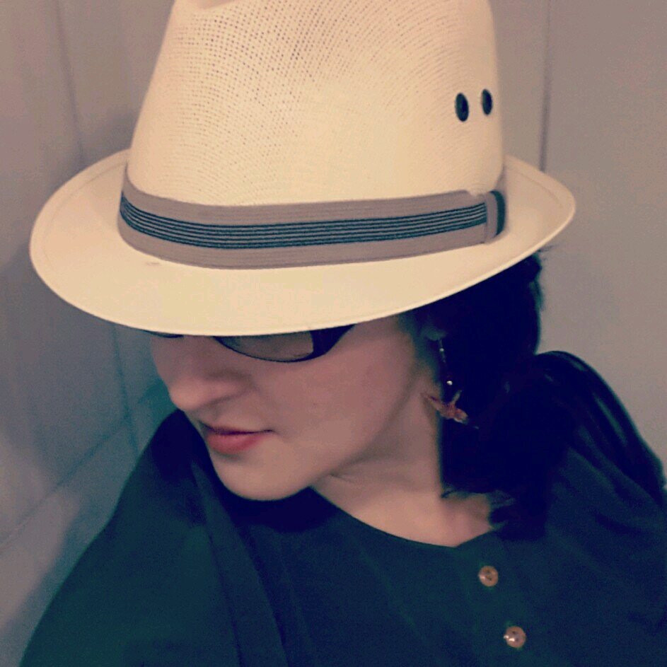 Andytapi's profile picture. Economista ambiental y científica de datos. Orquidealover y desastróloga