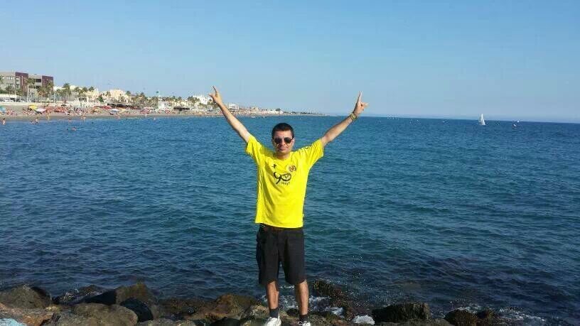Socio  del  Villarreal  desde  1.992. Accionista,  carnet  de  simpatizante,  peñista,  y  viajante  amarillo  infatigable. Submarino, mujeres  y  R'n'R.
