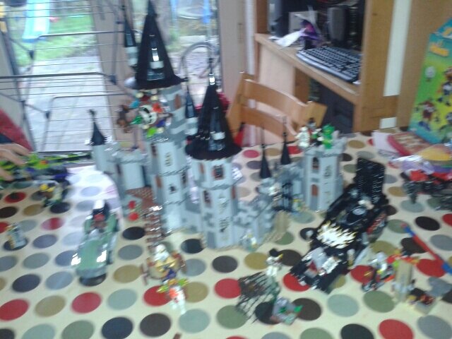 5madthings's profile picture. Mum to the 5madthings, becoming more feminist by the day whilst also loving baking, crafty shit, reading, running and generally procrastinating.