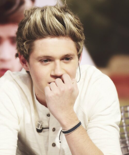 I gave you a follow so please follow @awenarryy i follow back ily