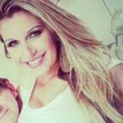 Com você, Sem saber, Pode ser 
       @oficialpolyana