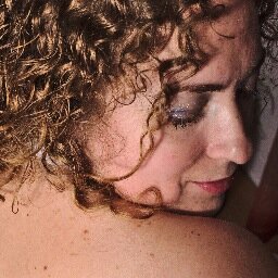 Professionnelle de la communication (rédaction, animation, sollicitation, marketing, partenariat)! Je suis aussi une passionnée de la photo!