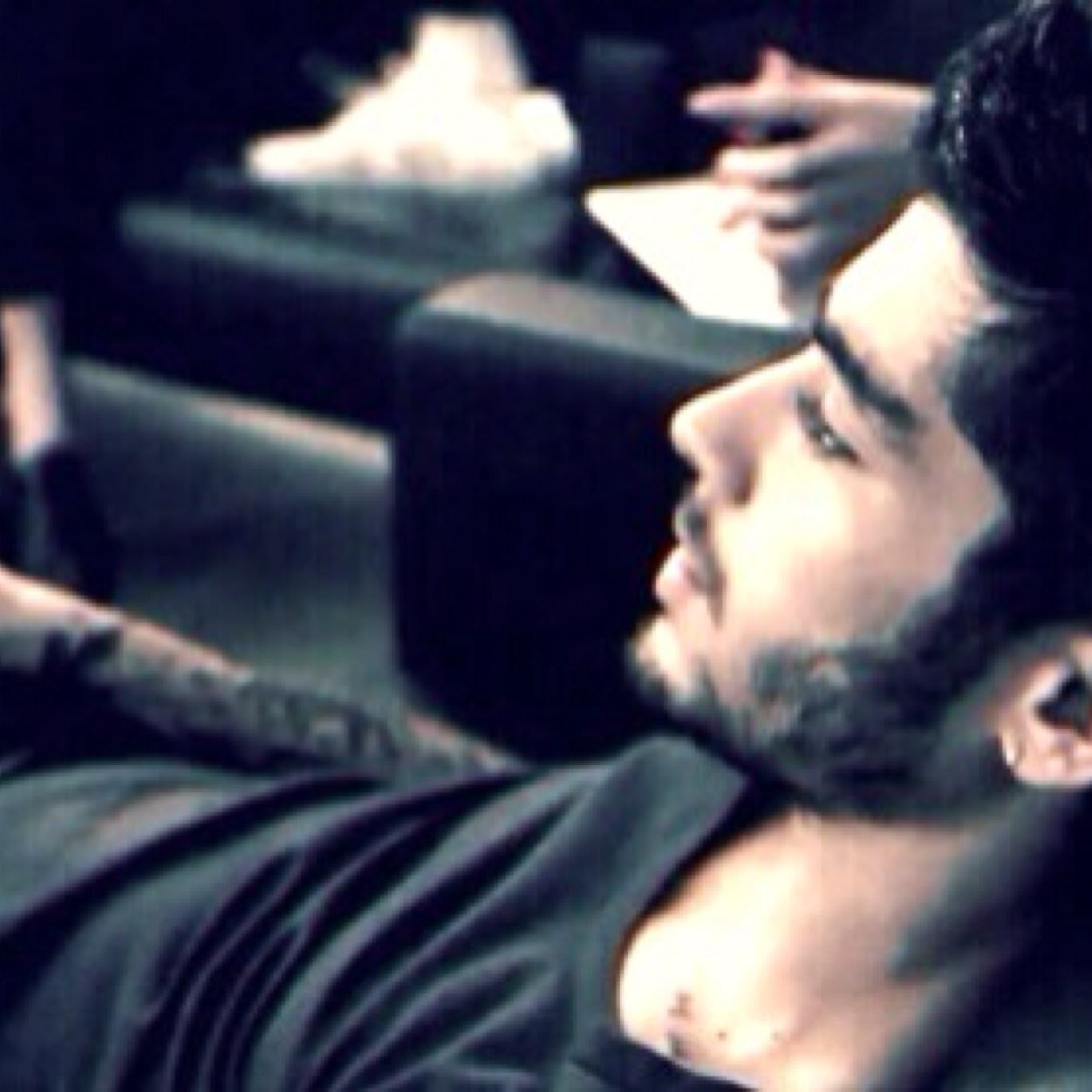 Follow @sassafraszouis please x
