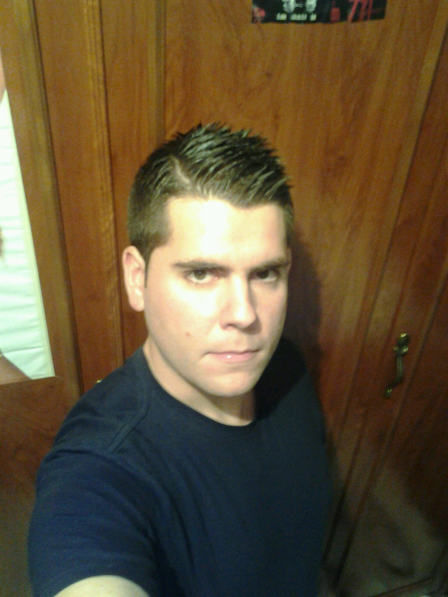 De poco juicio,ligado a lo complicado,soy un rompecabezas indescifrado,al que su unico vicio,es llevarse bien contigo. Sinonimo de propio estilo,firmo...