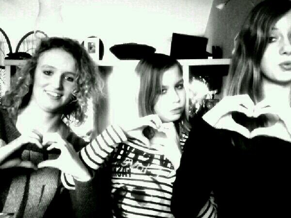 13- noordik vh- 25%reiniac+25%oweniac+25%daaniac+25%nilsiac= 100%mainiac!! love m'n besties Joëlle en Demi xx