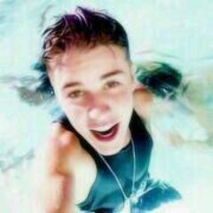 Hola, te doy un follow :) No hace falta que me sigas, solo sigue a @_HipsterStyles_ te seguira si le pides follow back :)