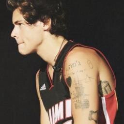 OI AMORE :) TE DEI UM FOLLOW GRÁTIS MAS NÃO QUERO QUE ME SIGA E SIM QUE SIGA A @PegueteDa1D_BR ela segue de volta é só pedir :) e que seus sonhos se realizem ♡♡