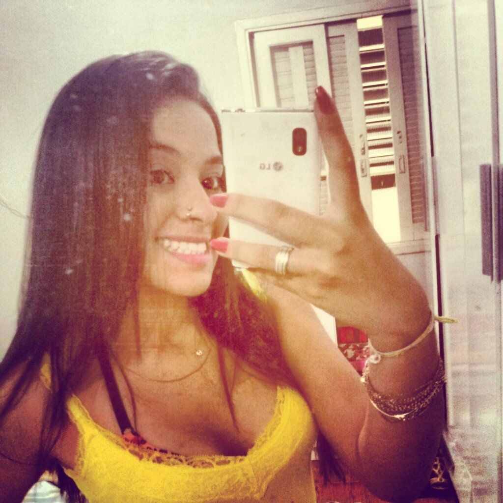 Letícia,16 anos,ariana,chata,ciumenta, iludida,ansiosa, familia ,Deus,amigos,impaciente..Amoo mais q tudoo@charlessilvaCS vidaaa!
