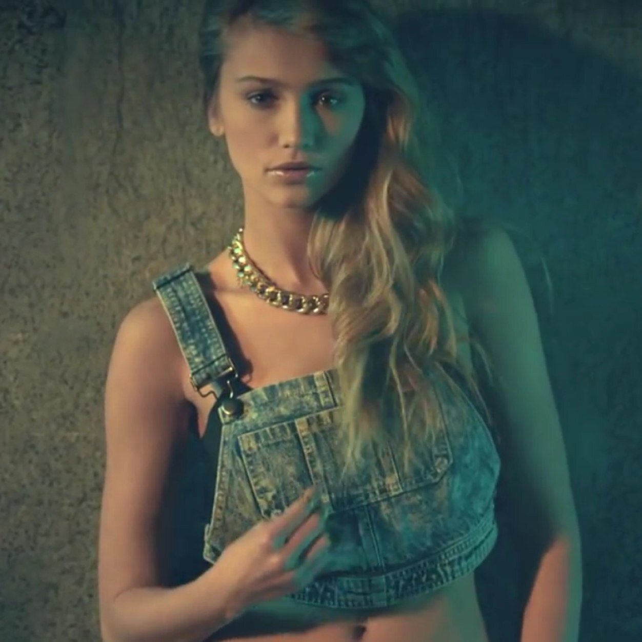 cailin russo aka beth chapman • half angel half demon • single • 17 • basket