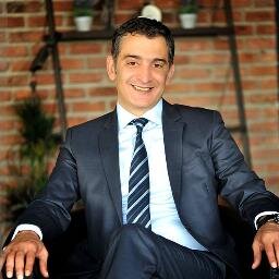 Hayata ve her şeye yeni (özgün, orijinal, farklı) bakış açısıyla  yaklaşabilmek milyonlarca insandan ayırır