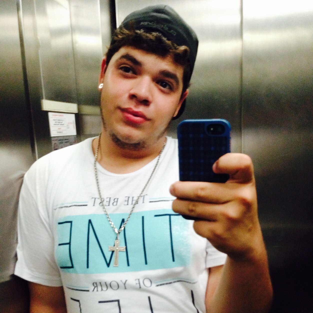 No mundo o falso e o verdadeiro se confundem mas os que sabem já mais se iludem - Eterno Chorão