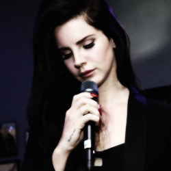 fuckavicii's profile picture. alguém avisa pra esse resto de aborto que avicii nāo é só wake me up