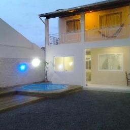 O Residencial esta situado na Praia da Pinheira, próximo à praia e do centrinho. Com 3 aptos  e 1 casas, com churrasqueiras, internet, garagem coberta