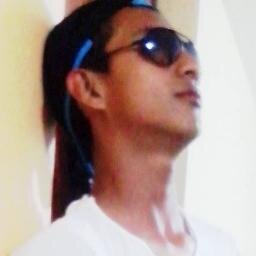 Estudiante de Arquitectura, preparador de ricas hamburguesas, pianista, musico, hincha del Barza, Jugador de PES2013, admirador de Zlatan y pésimo cuentachistes