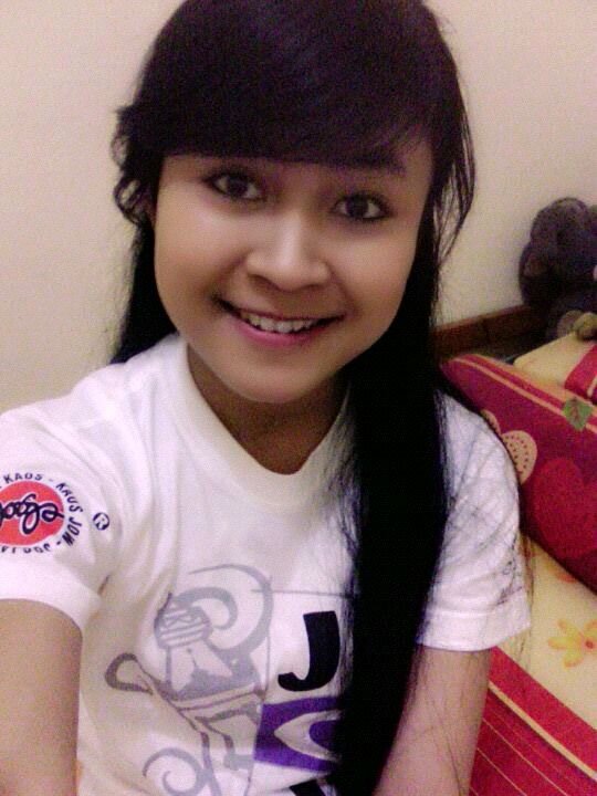 If u find a better girl than me, went with her. But if she hurt u, looking back, i'll be there for u while i'm still in this world. 748F48EF