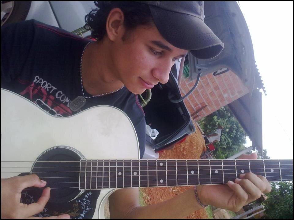 O que me move é muita música, esportes, balada e curtição. Toco violão, guitarra, um pouco de bateria e percussão, pois se é pra viver, que seja do meu jeito