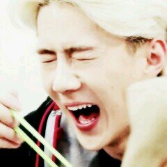 》Hay que levantarse temprano para poder levantarse temprano (?)《☆ EXO's maknae ☆ [1er Rol]