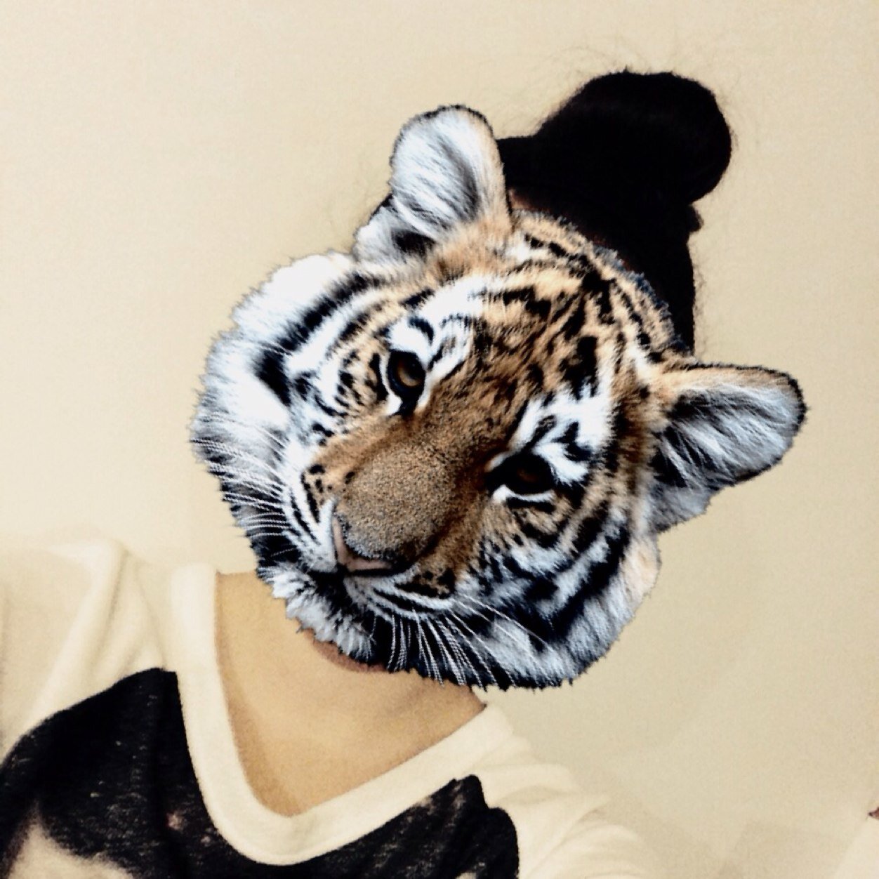 Hey benjamin lasnier plzz follow me on twitter and add me in facebook and i am fan number 1 plzz realize my wish !! :)3