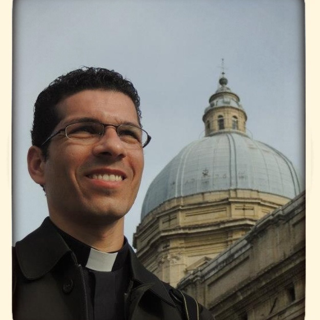 Sacerdote Católico, Diretor de Comunicação, Porta-voz da Diocese de Santo André e pároco da Paróquia Sta Rita, em Sto André - SP